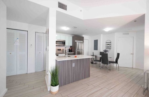Midtown Apartment | Subtle 2 Bed in Edgewater/Downtown W/Free Parking
