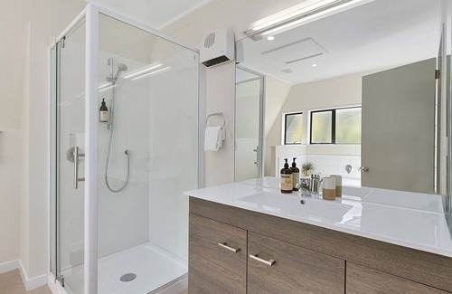 Queenstown House | Suburb Retreat - 700 metres to town