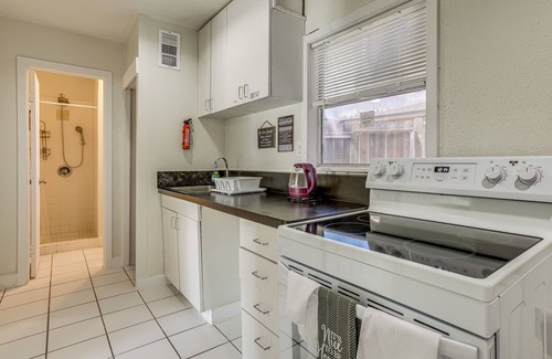 Clodine Condo | Suburban Home By Arthur Storey Park & HCA Houston!
