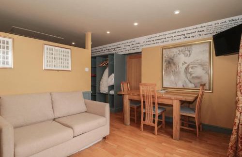 Stroud House | Suite 2
