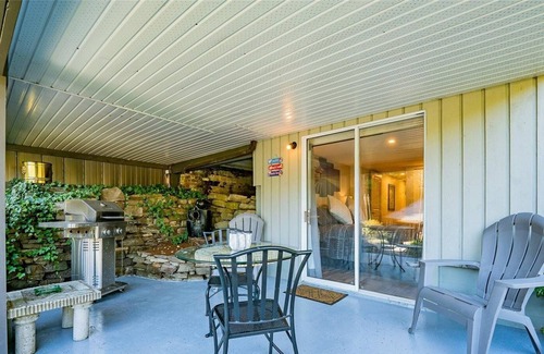 North Oyster Apartment | Suite at Trails End Beach House