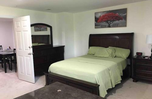 Bowie House | SUITE B - Private Cozy, Spacious Suite with Private Bathroom