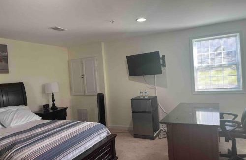 Bowie House | SUITE B - Private Cozy, Spacious Suite with Private Bathroom