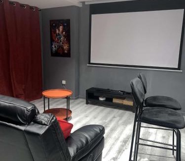 Franconville Apartment | Suite CinéRoom à 25 min de Paris