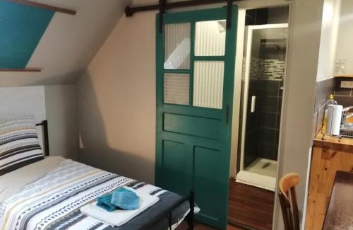 Gommenec'h Apartment | SUITE DE LA FONTAINE Café de la mairie