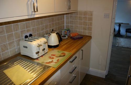 Rhuddlan Apartment | Suite for 2 with exclusive Hot Tub, robes, garden in Historic Castle Town