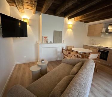 Charleville-Mezieres Apartment | Suite Galerie by Collection Aura - Hypercentre Charleville-Mézières à deux pas de la Place Ducale
