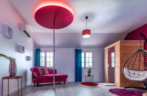 Pezarches Apartment | Suite L'echappee - Maison romantique - SPA & Sauna Privatif- Pole Dance - Lit rond avec miroir au plafond