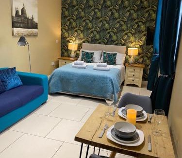 Cambridge Apartment | Suite near City, Science Park & Marshalls and close to Riverside walks