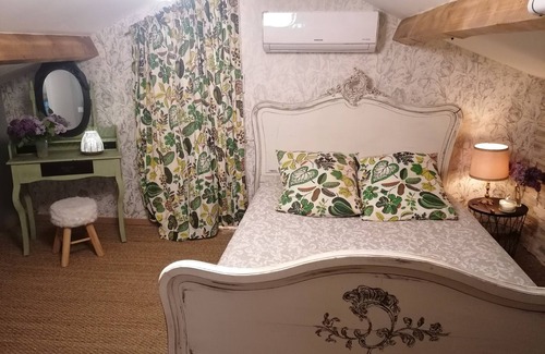 Le Bez Bed & Breakfast | Suite Noelie, son Ecran de Cinema et sa Baignoire d Époque