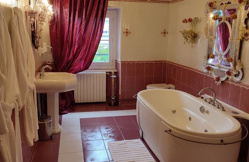 Centre Ville d'Ales Bed & Breakfast | Suite Romantique Balneo