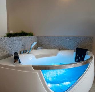 Nemours Apartment | Suite sensuelle et balnéothérapie