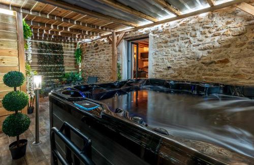 Pezarches House | Suite SPAtio - Jacuzzi Privé - 20min Disneyland PARIS