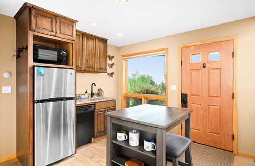 Lutsen House | Suite with lake views next to golf course, hiking and winery! Pet friendly.