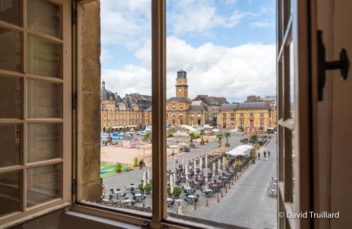 Charleville-Mezieres Apartment | Suites Mana - MATAHINA avec VUE SUPERBE sur la Place DUCALE et Parking privé inclus