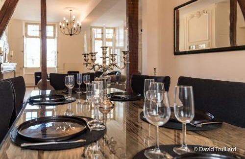 Charleville-Mezieres Apartment | Suites Mana - MATAHINA avec VUE SUPERBE sur la Place DUCALE et Parking privé inclus