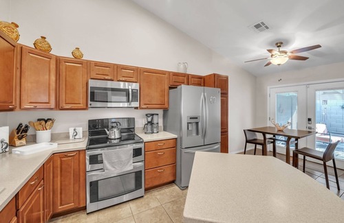 Paradise Valley Village House | Summer all year round by RedAwning