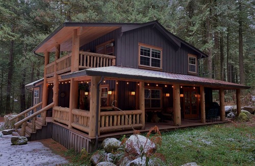 Rhododendron Cabin | Summer availCozy, luxury cabin on 2 creeks, wood burning fireplace, log gazebo.