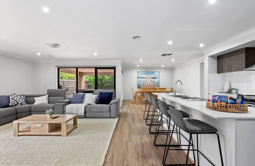 Mount Duneed House | Summer Breeze - 10 mins to Barwon Heads & Torquay