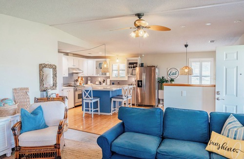 Port St. Joe House | ↠» Summer Breeze «↞ 3 short blocks to Beach ~ Pet Friendly