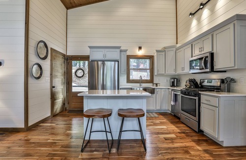 Ellijay Cabin | Summer cabin | Sleeps 8 + Hot Tub!