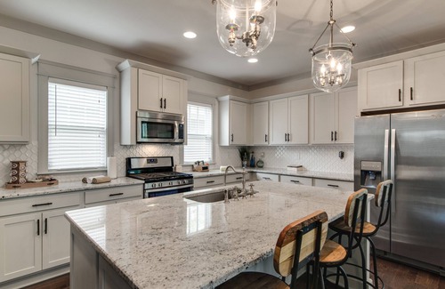 McFerrin Park House | Summer Discounts! Big Yard for Pets! Restaurants!BROADWAY/Downtown 1 ML TOPGOLF!