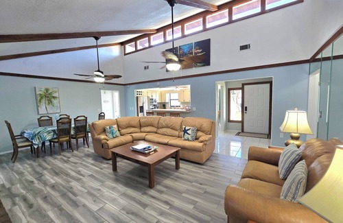 Florida Shores House | SUMMER/FALL DEALS Shane's Cozy Getaway Heated pool - 4/2 Beach close by.