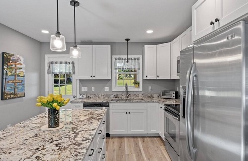 Meredith House | Summer Getaway, 4-BR, Sleeps 14, Large Yard