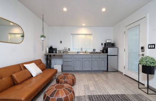 Sam Hughes Apartment | Summer rates! Cozy Studio w/Private Yard & BBQ, Steps from UofA 🏜️🏡