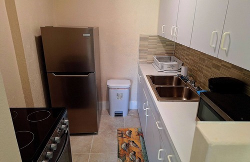 Stapledon Gardens Apartment | Summer's Haven centrally located, 5min drive to Beaches, Hotels and Restaurants