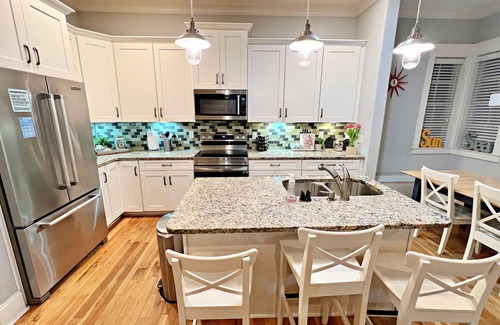 Lakeside at Blue Mountain Beach House | Summer Weeks Available- 2 Primary Suites- Close to the Beach