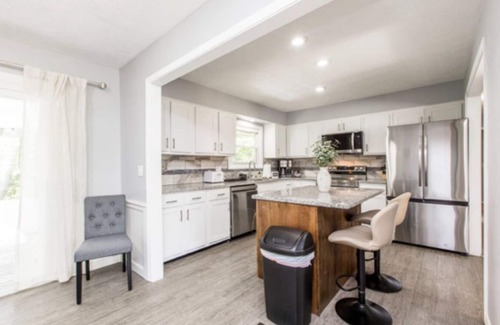 Bloomington House | SummerRidge Retreat with 5 bedrooms