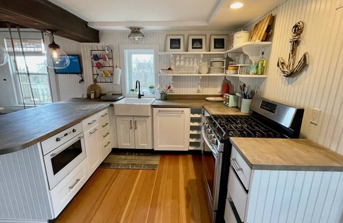 Madison House | Summersalt Madison: New England shoreline charm 2-3 minutes from private beach