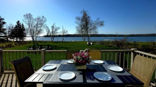 Ponshewaing House | Summerside Cape on Crooked Lake -Waterfront-Sunsets-Sleeps 12