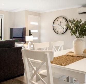 Delahey House | Summery 3BR Home by Mel Airport, CBD & Watergardens