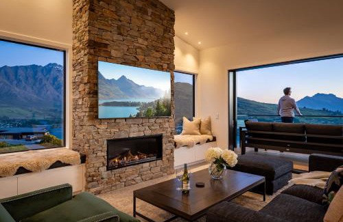 Frankton House | Summit Escape Hot Tub & Panoramic Beauty