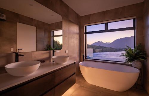 Frankton House | Summit Escape Hot Tub & Panoramic Beauty