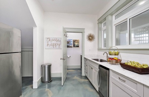 Sunnyside House | "Sun Daze" Beachfront w/Outdoor Putting Green