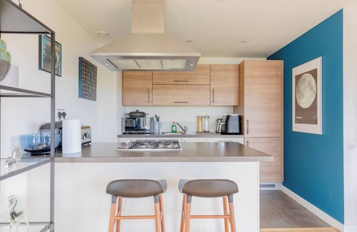 Bromley South Apartment | Sun Filled 2BD Flat With City Views, Mile End
