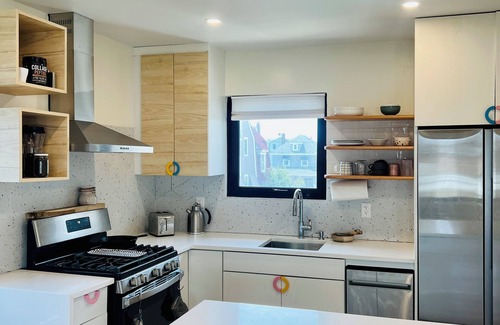 Queens House | SUN FILLED 3-bedroom APARTMENT with WiFi, AC in ROCKAWAY BEACH
