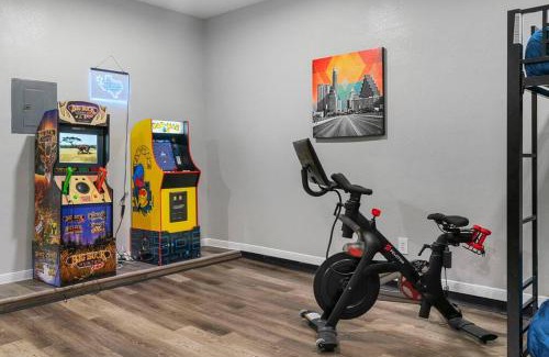 Round Rock House | Sun Filled Home W Gorgeous Pool HotTub Gameroom