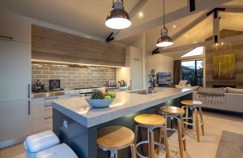 Kawarau Falls Villa | Sun Peaks Villa | Outdoor fireplace & hot tub | 2 mins to Jack's Point golf