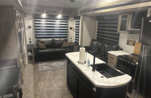 Geneva-on-the-Lake RV Rental | Sun Retreats GOTL Cozy campground in lovely Geneva with AC, WiFi, fitness room