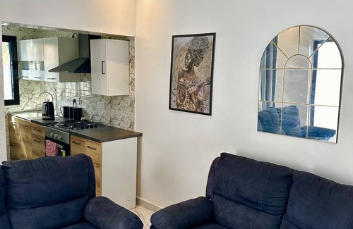 West Coast Division Apartment | Sun Rise Apt #5 The Retreat Apartments