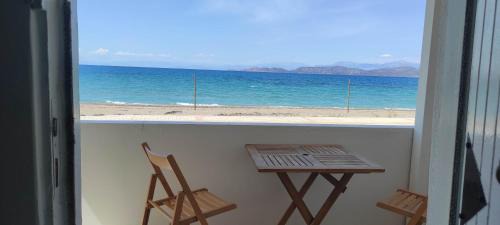 Korinthos House | Sun, Sea, and Sand-Only 20 Footsteps to the Beach