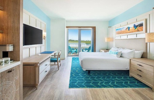 I-435 West KC-KS Hotel | Sun-Soaked Room with Balcony Near Legends Outlets – Perfect for Couples