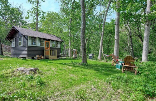 East Troy Cabin | Sun View - Antique Scout Cabin Suite