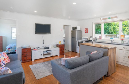 Whitianga Cottage | Sunbathe Bach - Whitianga Holiday Home