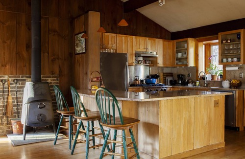 Hollowville House | Sunbeam Lodge: Pool+Hot Tub, 50 Acres, ‘70s Oasis