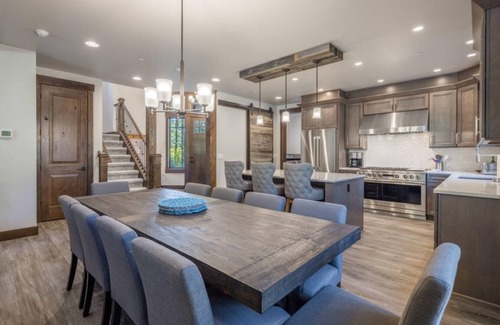 Cle Elum House | Suncadia 4 Bdrm Home Beautiful Floor to Ceiling Fireplace